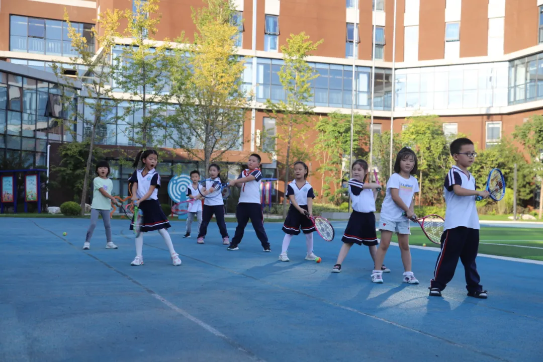 学生们在进行课外活动