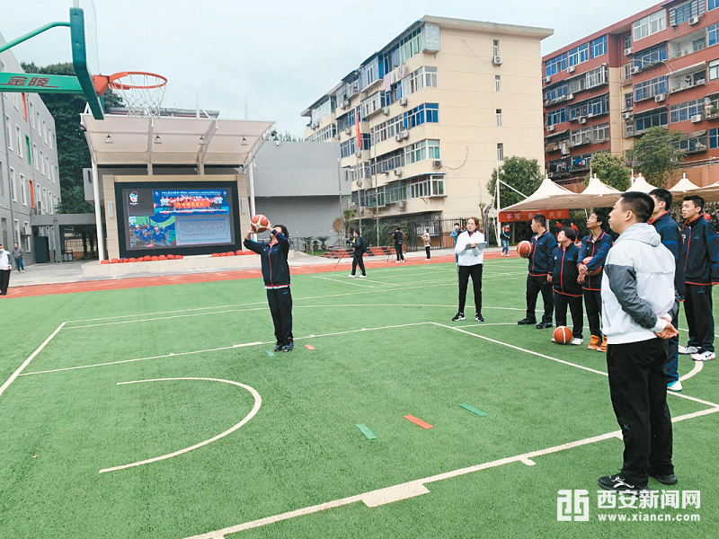 西安市启智学校的学生们正在进行篮球训练 西安报业全媒体记者 袁玥