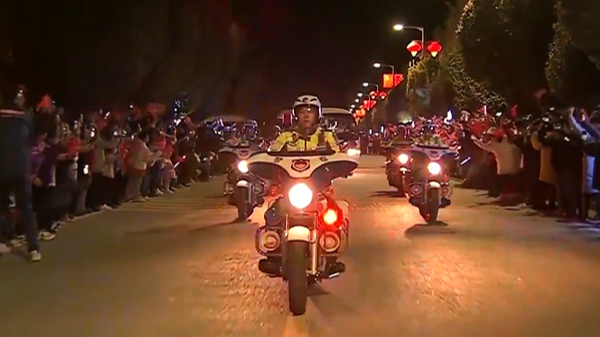 群众挥舞五星红旗为航天员壮行