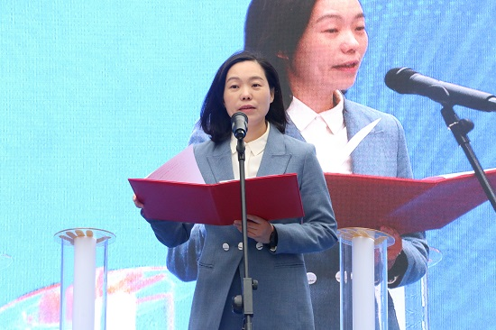 武陵区委常委,宣传部长向艳艳宣读《文明上网倡议书》,号召广大市民