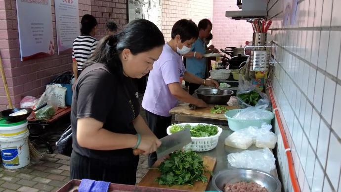 医院旁的爱心厨房：免费做饭 半年帮助四千人次