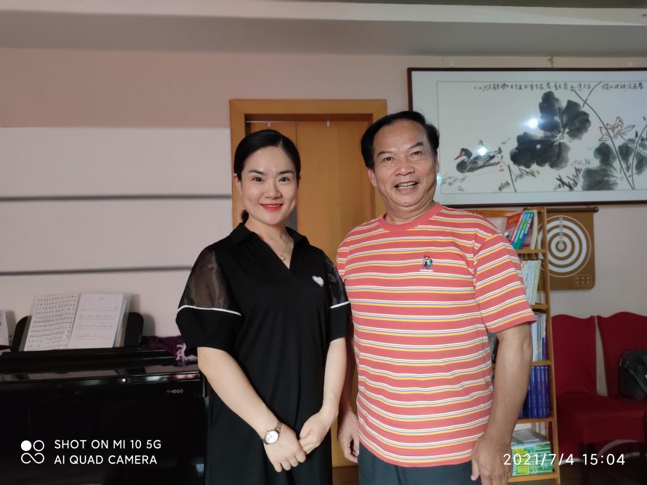 罗福祥与担任《山水云台等你来》女声版首唱的中国红歌会南昌总决赛优秀歌手、黄河艺术团青年演员彭舒合影