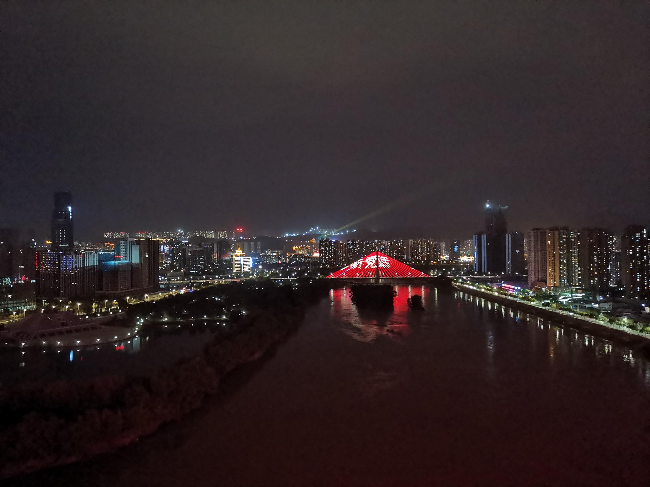 在黄河楼上俯瞰兰州