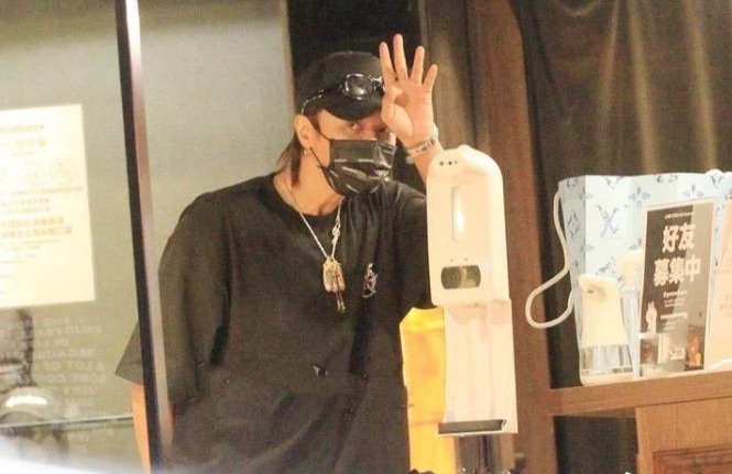 罗志祥深夜亲自打理潮牌店 复出无望犹如市井小民