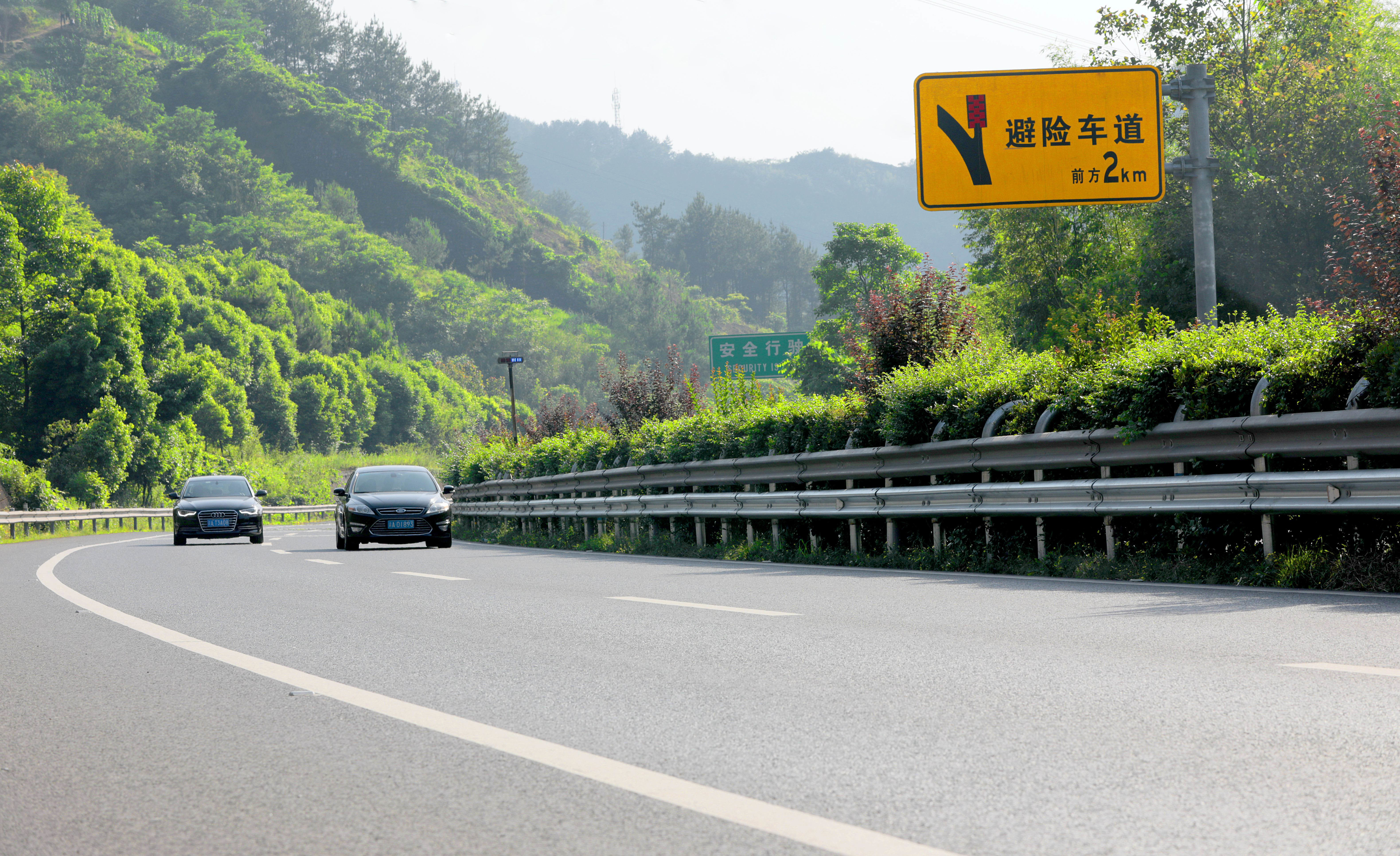 全国首创重庆高速公路安装新型护栏