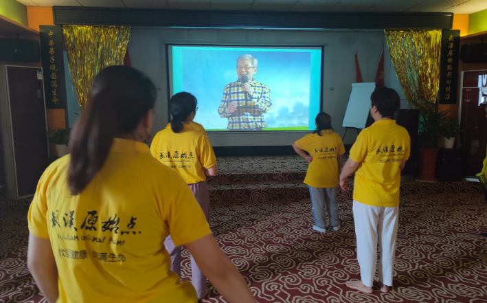 9月8日一早，学员们在教室观看学习视频。 新京报记者刘瑞明 摄