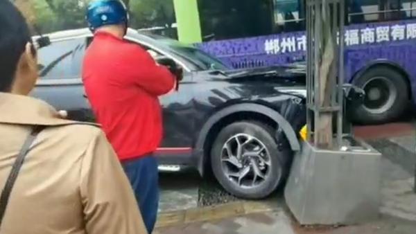 女子疑将油门当刹车，驾车冲上公交站台撞伤一人