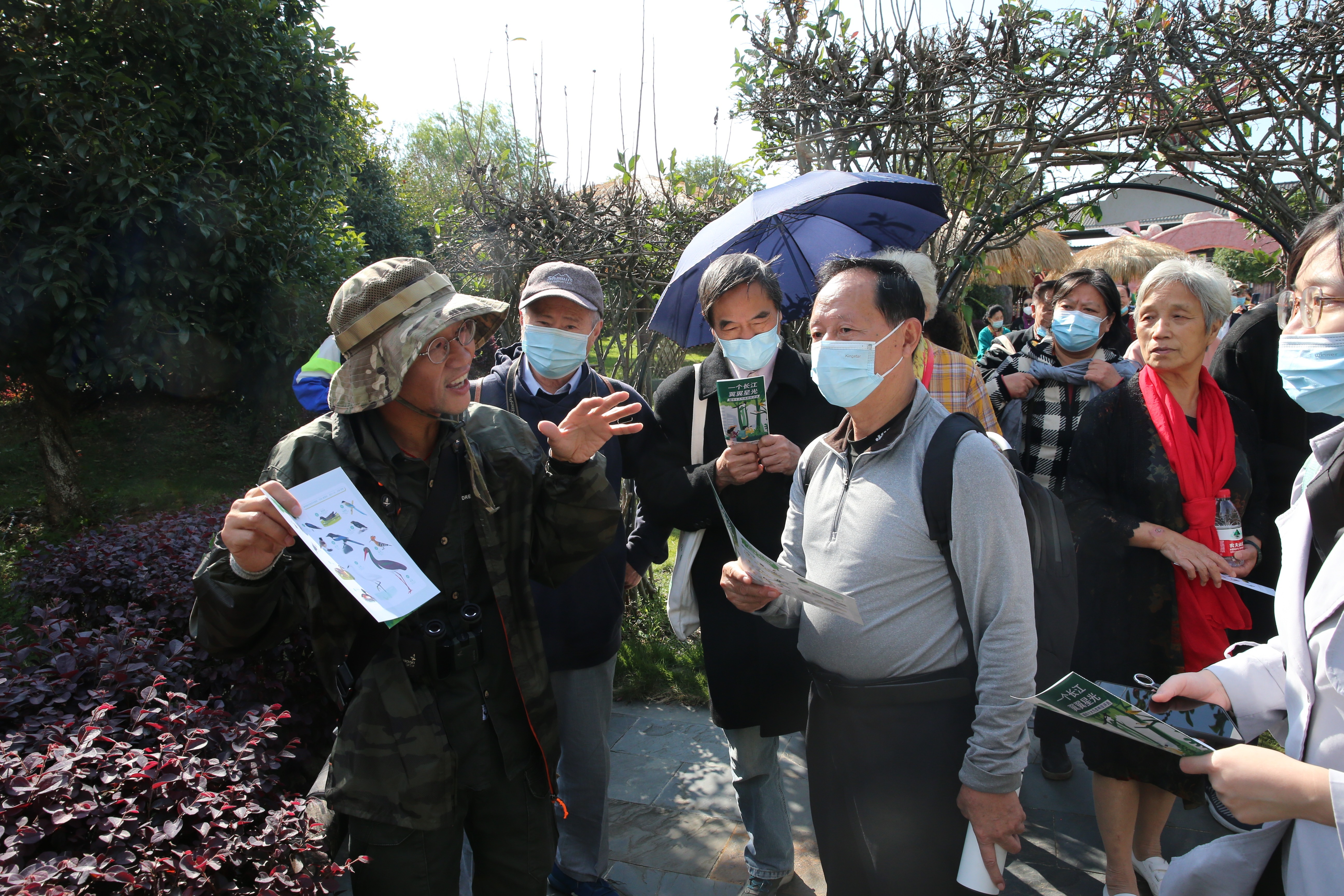 颜军跟志愿者们讲解鸟类知识 于海涛摄