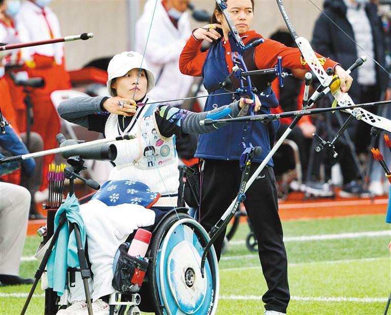 10月11日上午，陕西选手吴春艳（左）在比赛中。　　（首席记者 王健 摄）