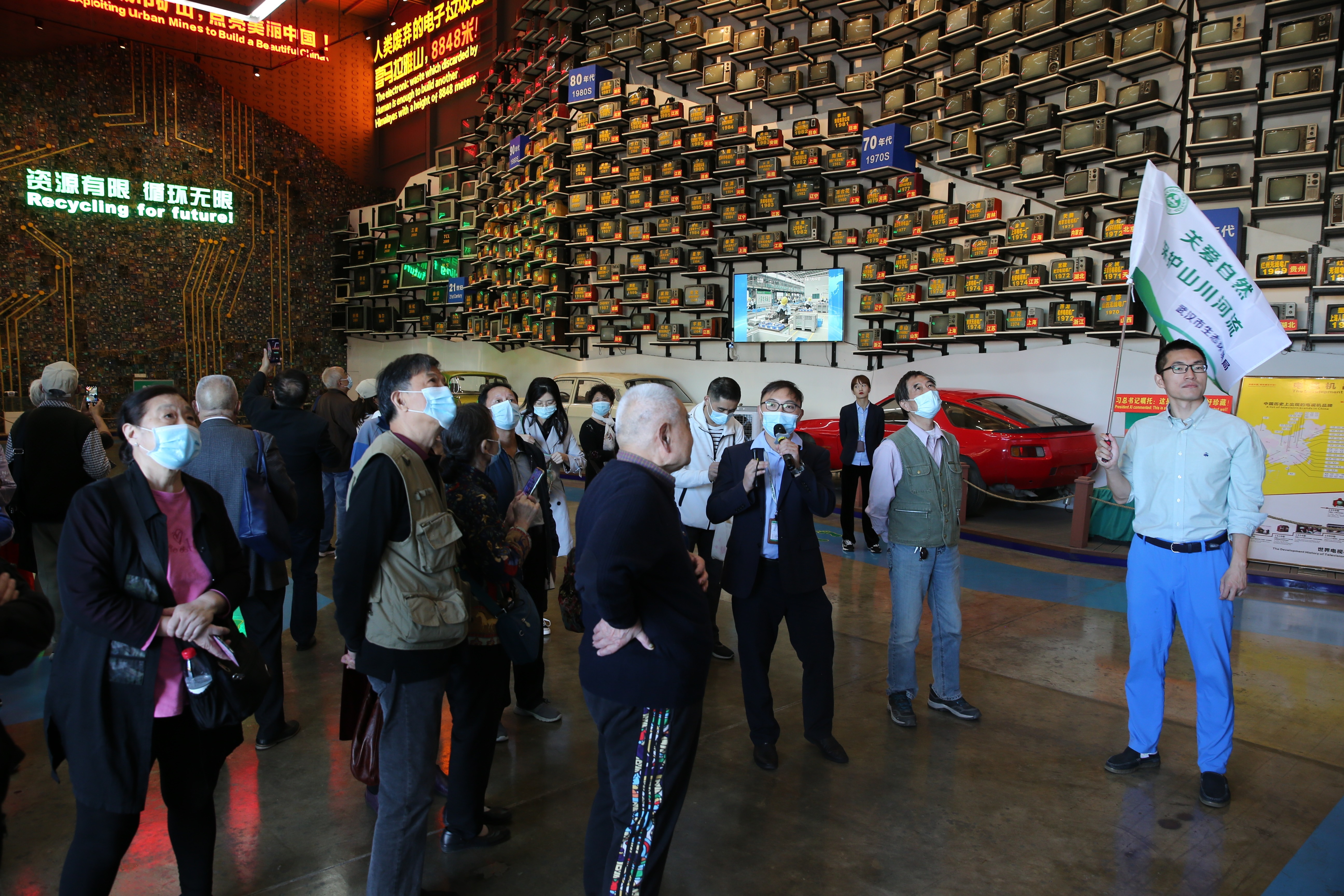 志愿者参观格林美园区内的“城市矿山”博物馆 于海涛摄