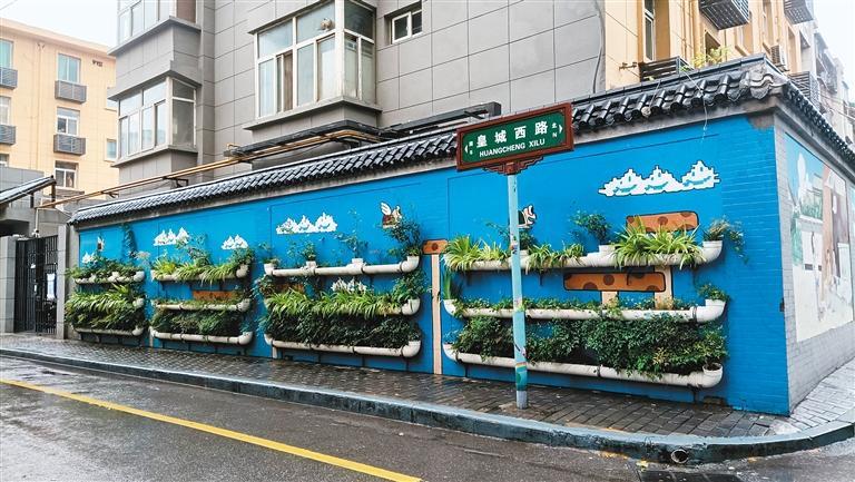 新民社区皇城西路的文化墙。
