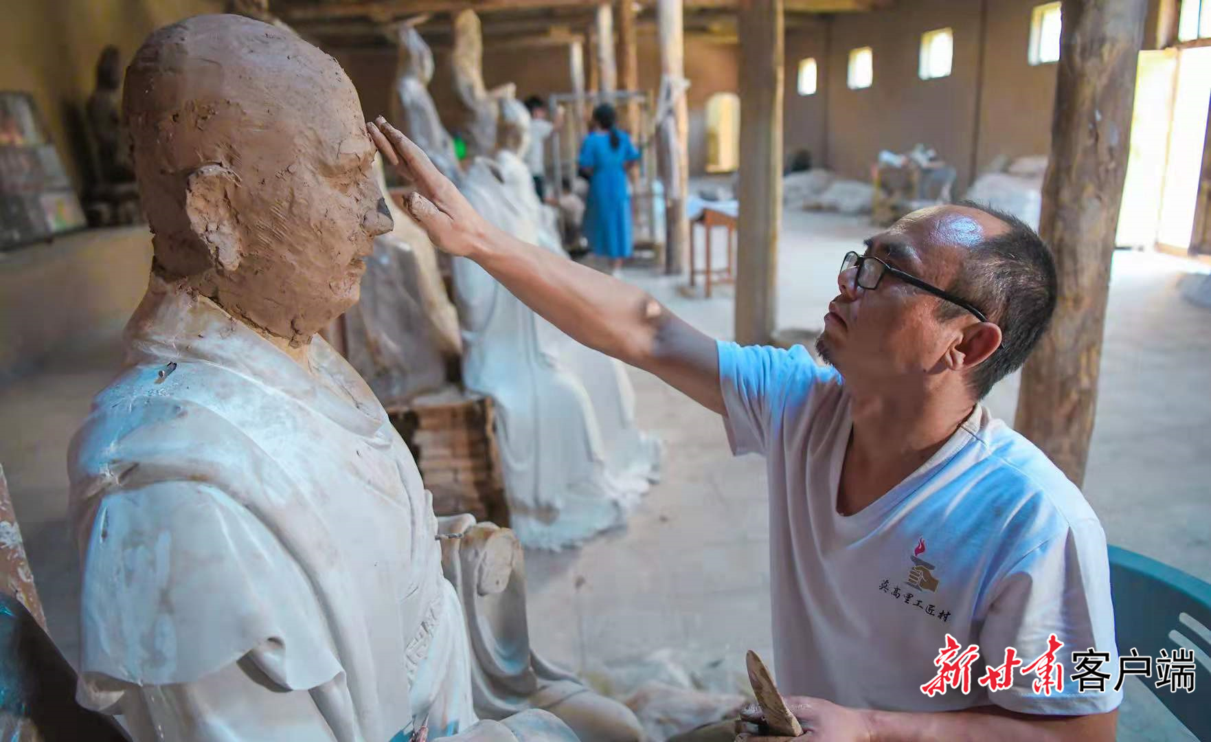 带着“飞天”梦，他打造了敦煌莫高里工匠村