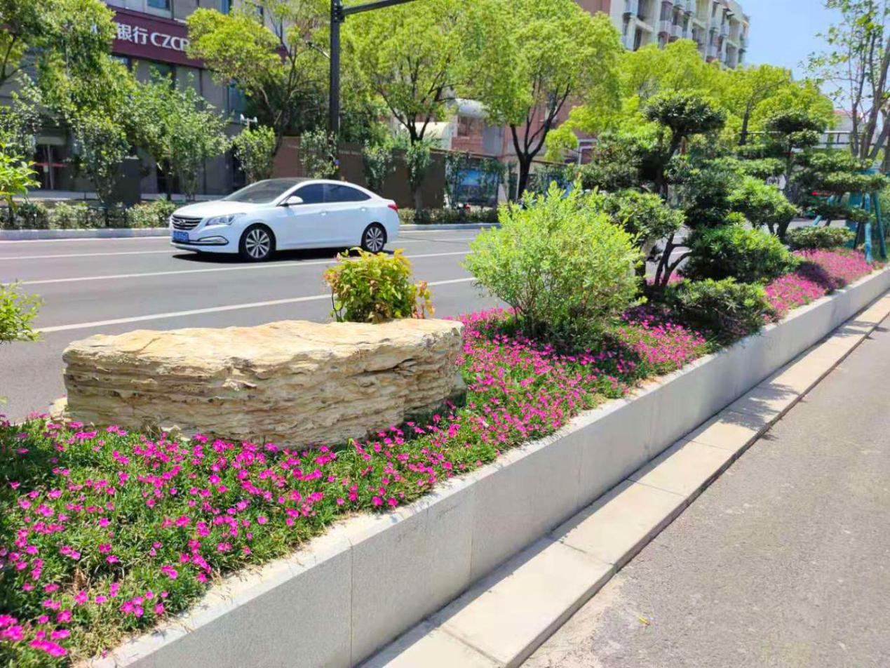 上,用字母g,h打造成城门的形式,设计出专属logo,部分人行道花岗岩铺装