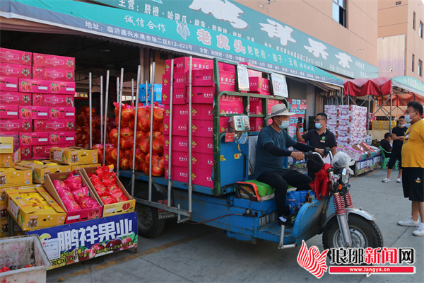 临沂嘉兴水果市场内,柑橘橙类水果是秋冬季的销售主力.