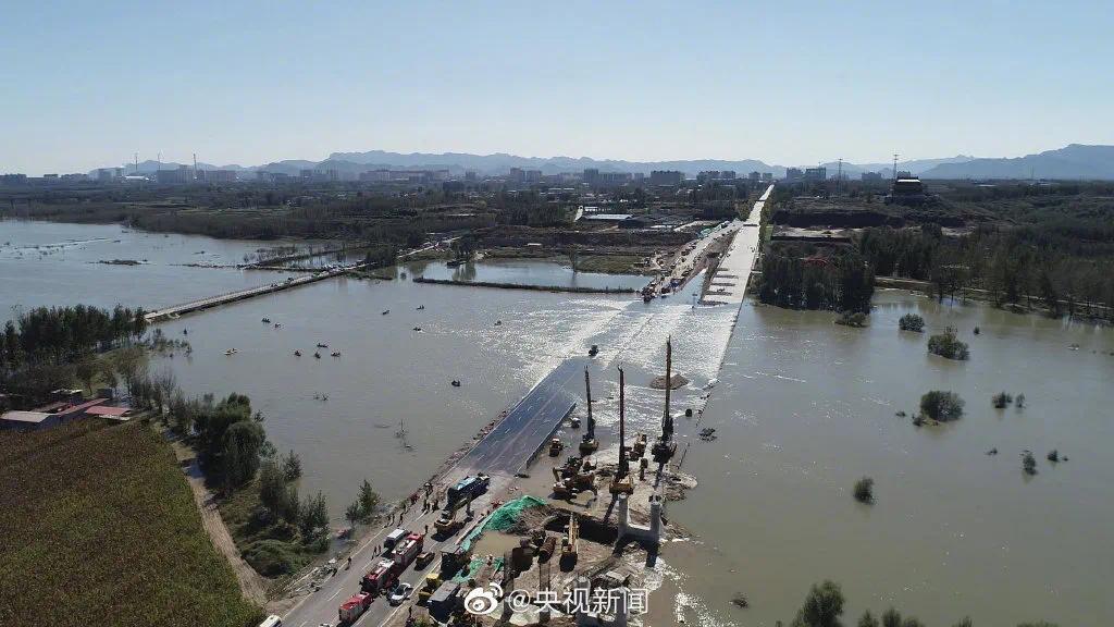 河北平山县通勤班车坠河，村干部表示水比去年这时涨了好几米…
