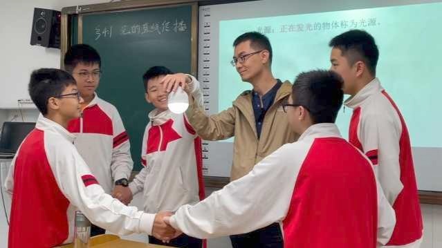 宝藏老师：物理老师会“魔术”，与学生手拉手就能点亮灯泡