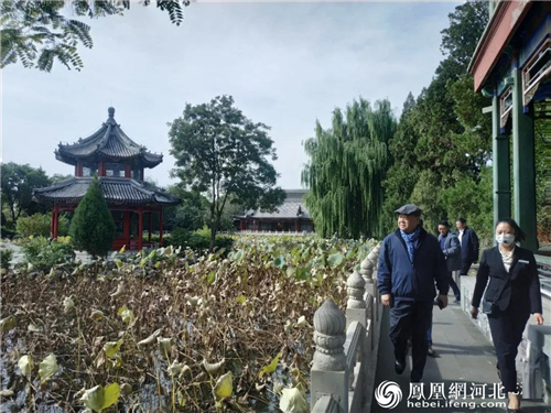 图2：参观古莲花池