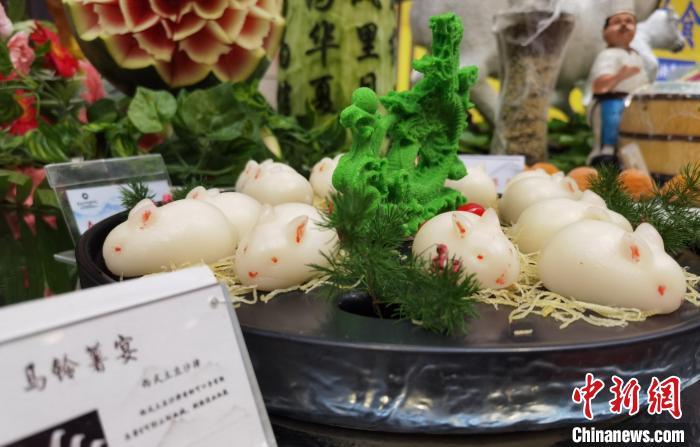 图为定西以土豆为原料,制作色香味俱全的马铃薯宴展示。 张婧 摄