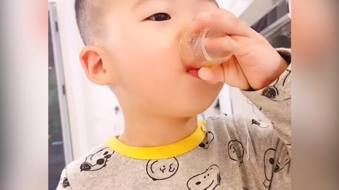 父亲劝酒式哄2岁儿子喝药：让他觉得喝完药有成就感