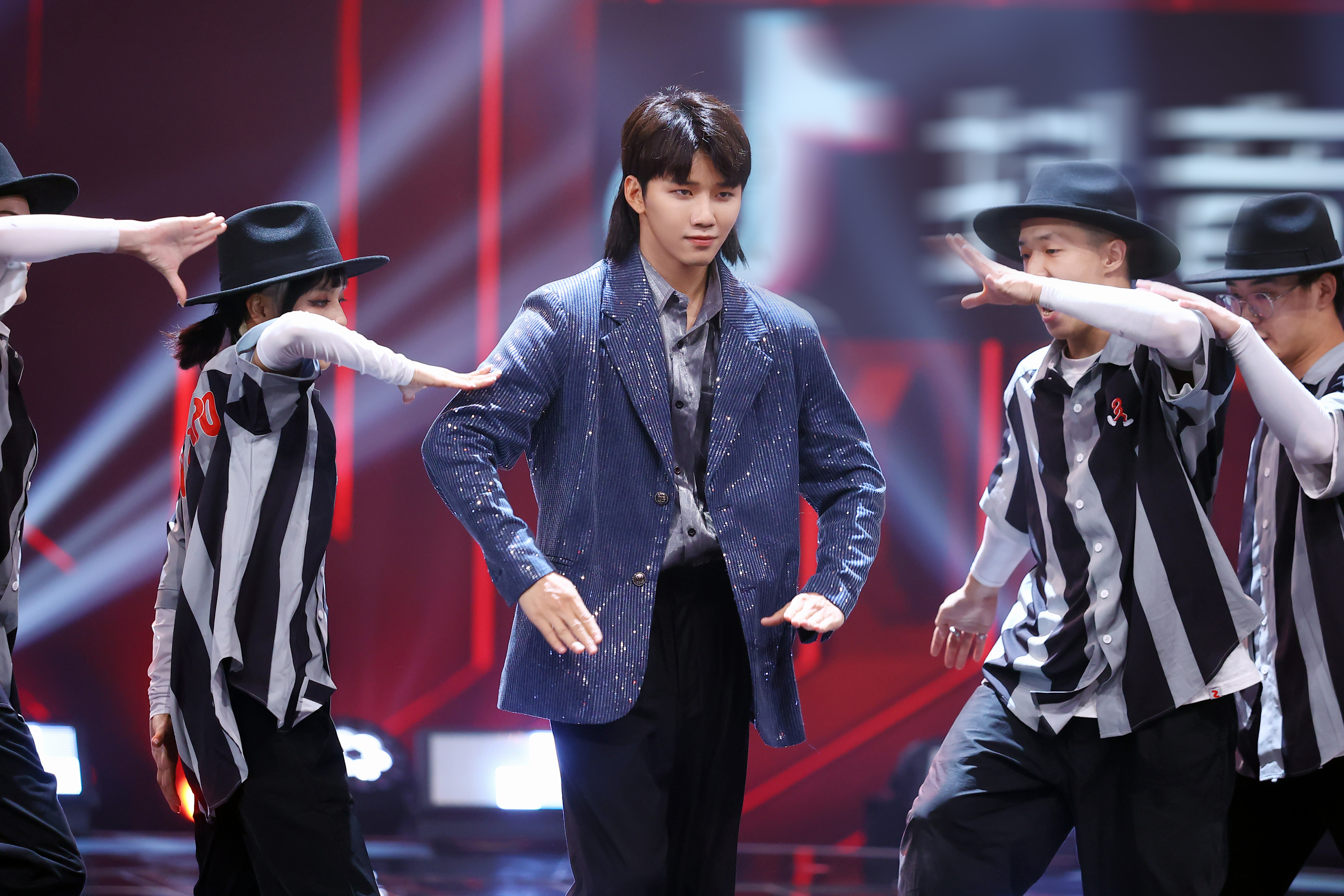 蒙面舞王盛典之夜沈腾跳起东北扭秧歌