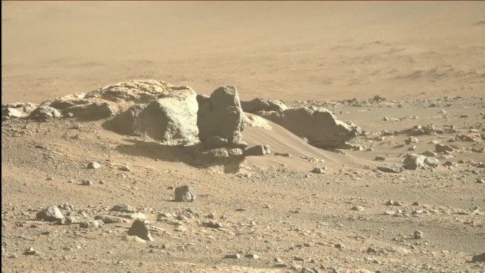 2张火星图，这是我们探测器的杰作，看好那张？