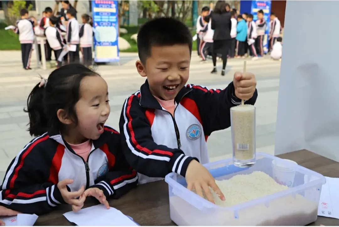 丰富的课外活动大大增加了孩子们的学习兴趣