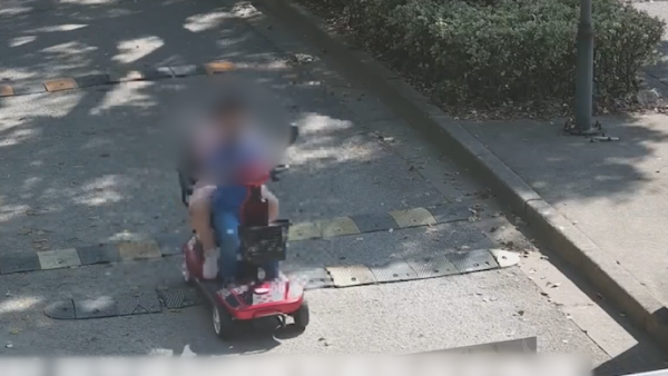 “浪漫”出行？上海一6岁男孩偷开家中电瓶车带7岁姐姐兜风