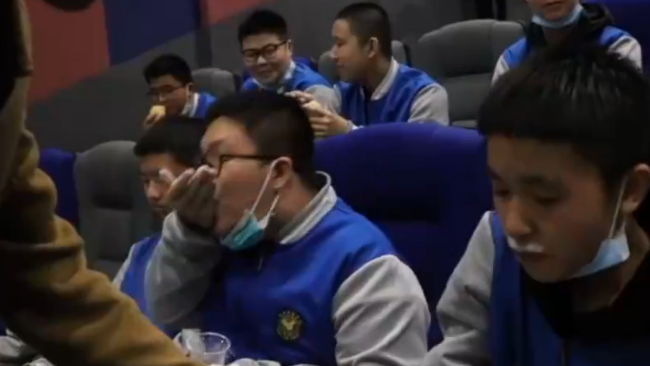 郑州一中学组织看《长津湖》 老师带学生吃冻土豆、炒面