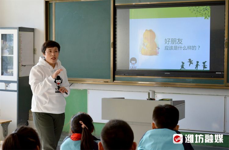 刘振华为孩子们讲授“女童保护”课程。