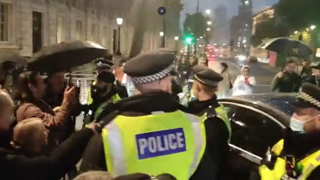 唐宁街外 英国抗议者在高呼“把比尔•盖茨抓起来”