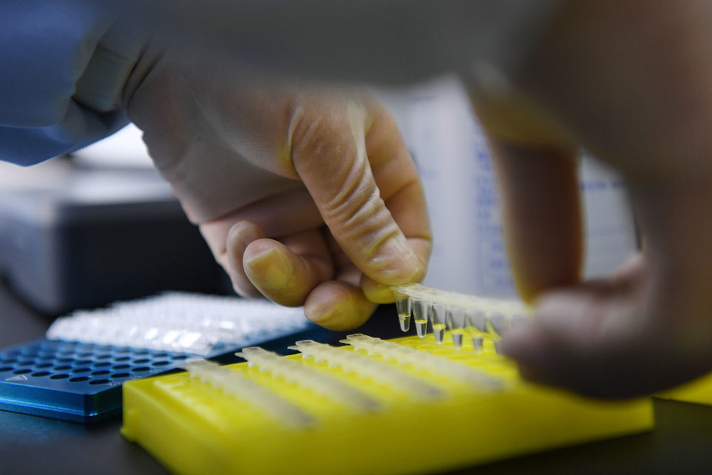 ↑10月21日，在中国铁路兰州局集团疾病预防控制所核酸检测实验室，副主任检验师周瑞准备上机进行核酸检测。