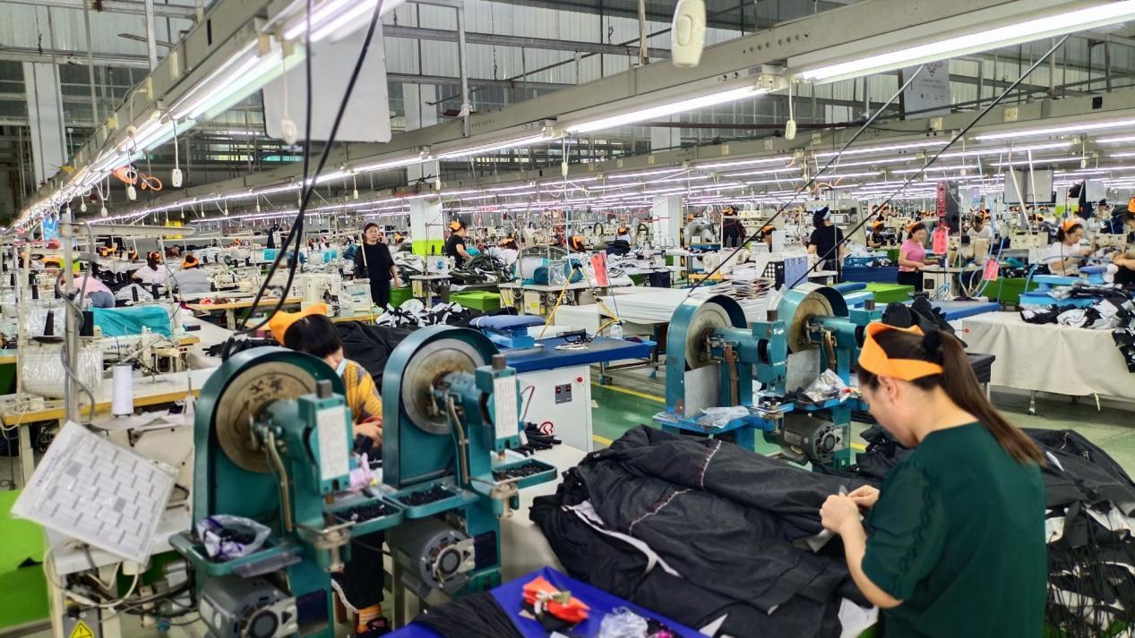 安徽佳益制衣有限公司生产车间一派热火朝天景象. 庞贵军 摄
