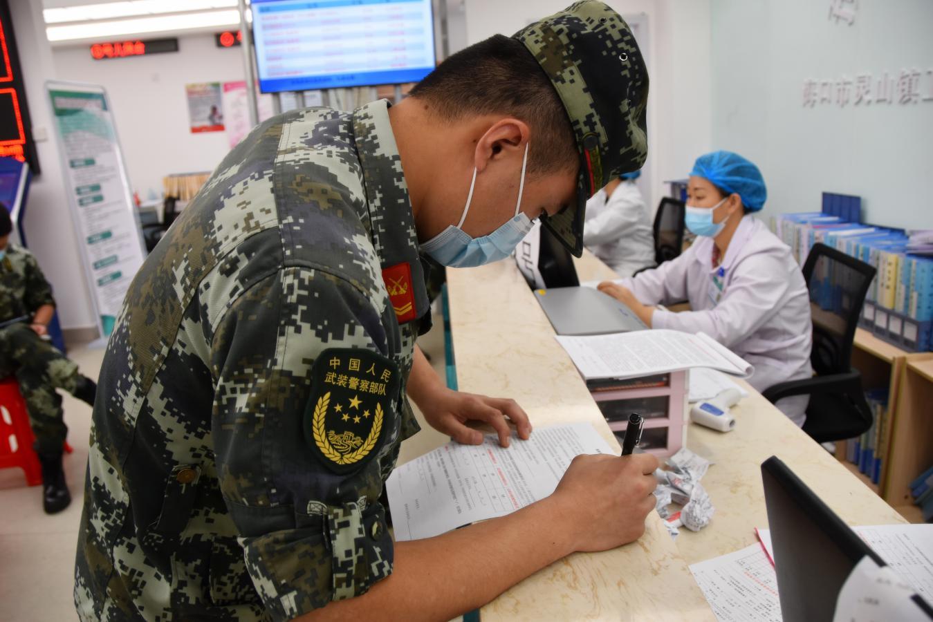 用心用情为兵服务海口美兰区灵山镇预防接种中心为武警官兵开辟新冠