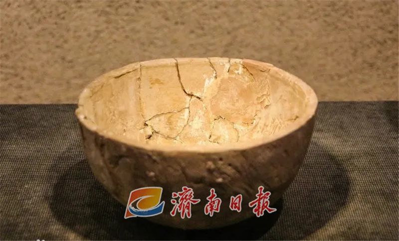 章丘小荆山遗址出土的陶碗