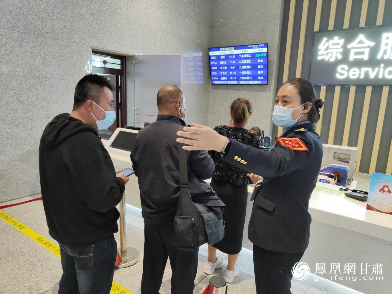 在综合服务中心，工作人员正在组织旅客排队购票。王梁 摄