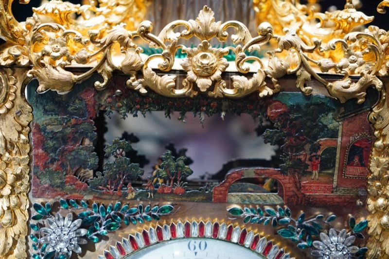 清乾隆御制铜鎏金转花转水法大吉葫芦钟 细节