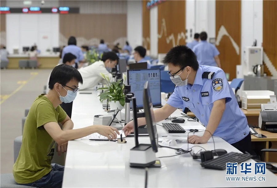 图为民警为群众办理业务。新华网发