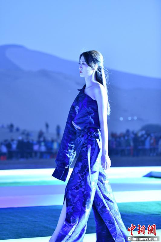 敦煌国际时尚周在鸣沙山月牙泉景区开幕