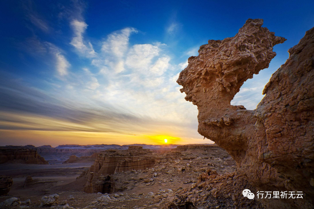 塔克拉玛干沙漠里的古城遗址