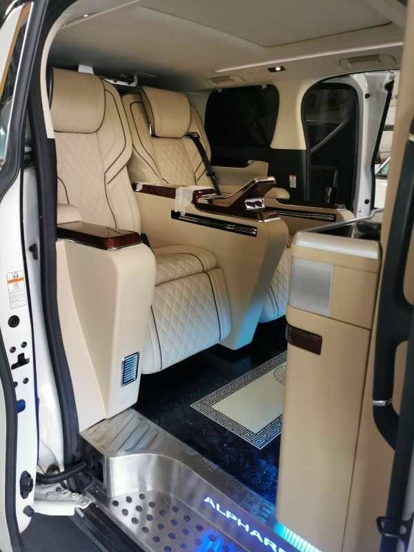 丰田埃尔法改装航空座椅内饰