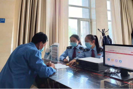 税务干部为纳税人讲解税收优惠政策