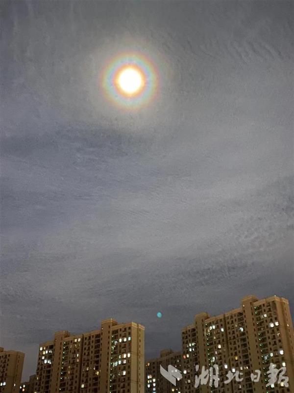 月亮“身披”彩色光环 武汉天空出现罕见“月华”_凤凰网