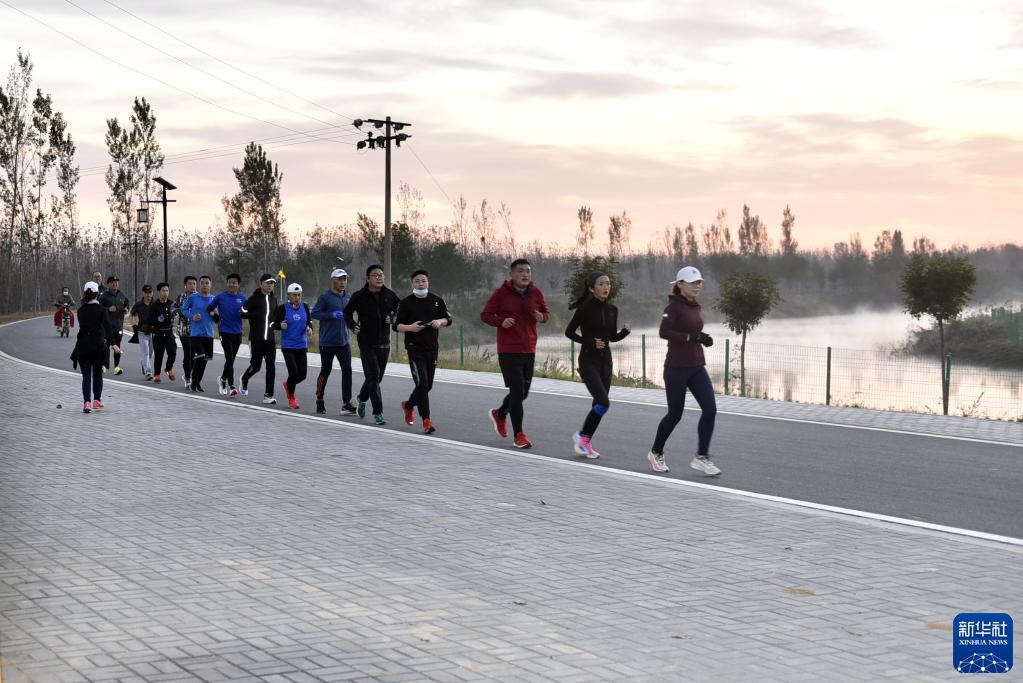 10月23日，市民在泊头市大运河堤顶路上跑步健身。