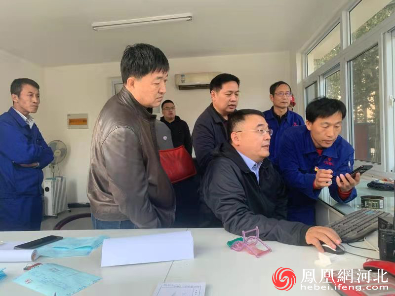 生态环境局局长高源山带队到企业检查应急减排措施贯彻落实情况。