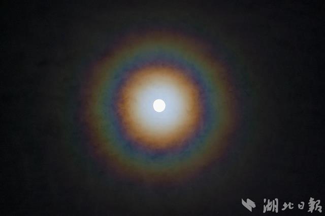 月亮“身披”彩色光环 武汉天空出现罕见“月华”_凤凰网