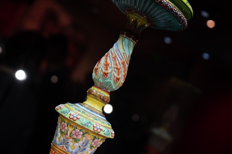 清雍正 御制洋彩浮雕巴洛克式花卉螭龙纹花台局部