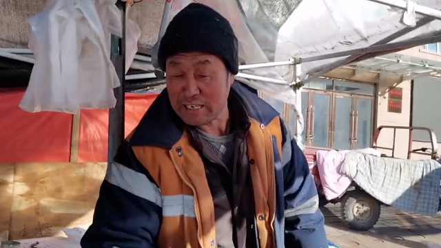 东北开启速冻模式，最低气温零下12°C，商贩给蔬菜盖棉被保温