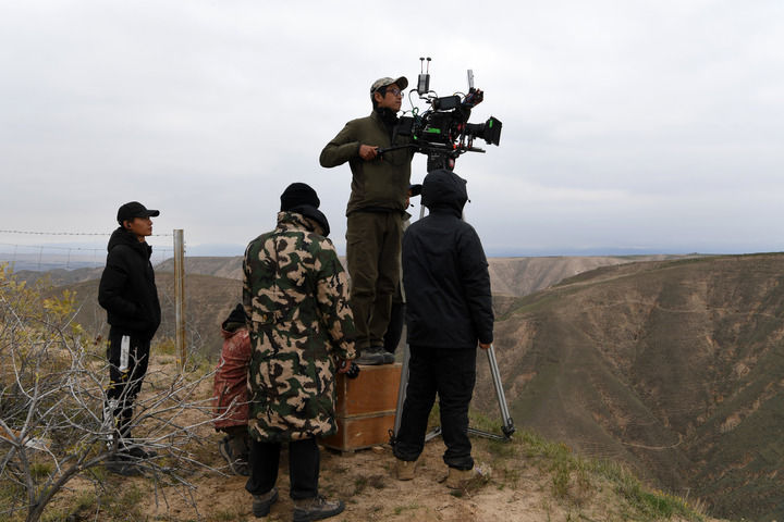 10月12日在甘肃省靖远县若笠乡拍摄的电影《沃土》摄制现场 新华社记者 范培珅 摄