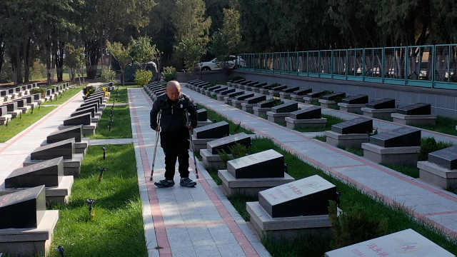 新一代守墓人!残疾退伍军人拄拐守烈士陵园20年:是责任和荣幸