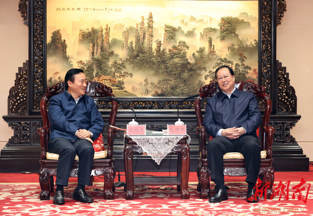 （10月20日，省委副书记、省长毛伟明与中国五矿集团党组书记、董事长翁祖亮一行座谈。）